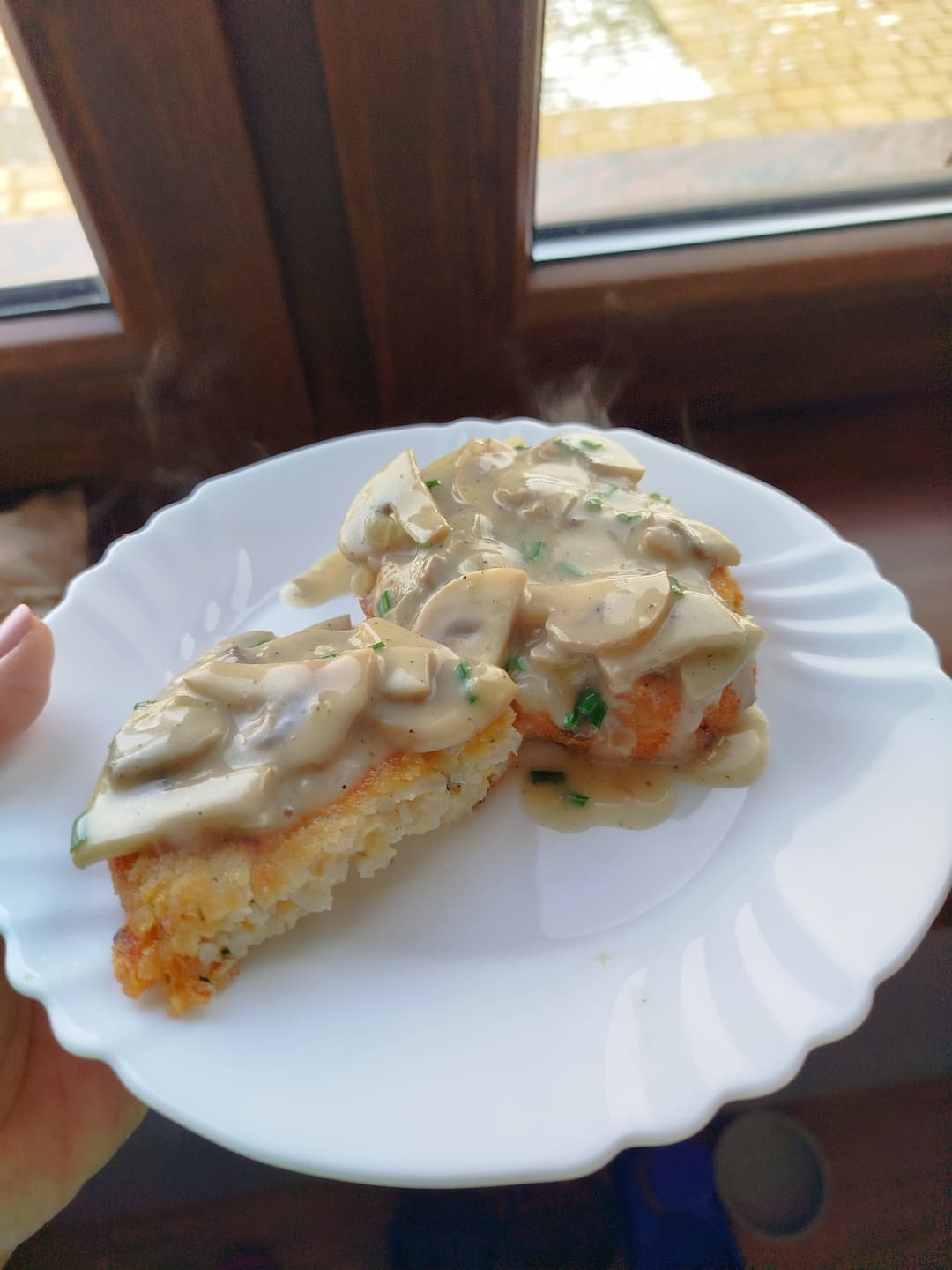 Kotlety ryżowe z sosem pieczarkowym